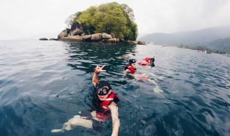 snorkeling at tioman